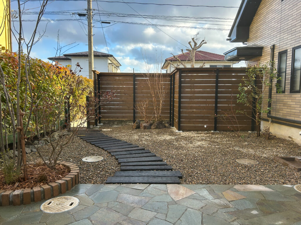 仙台市泉区寺岡｜雑草対策と自然石テラスのリフォームガーデン施工事例